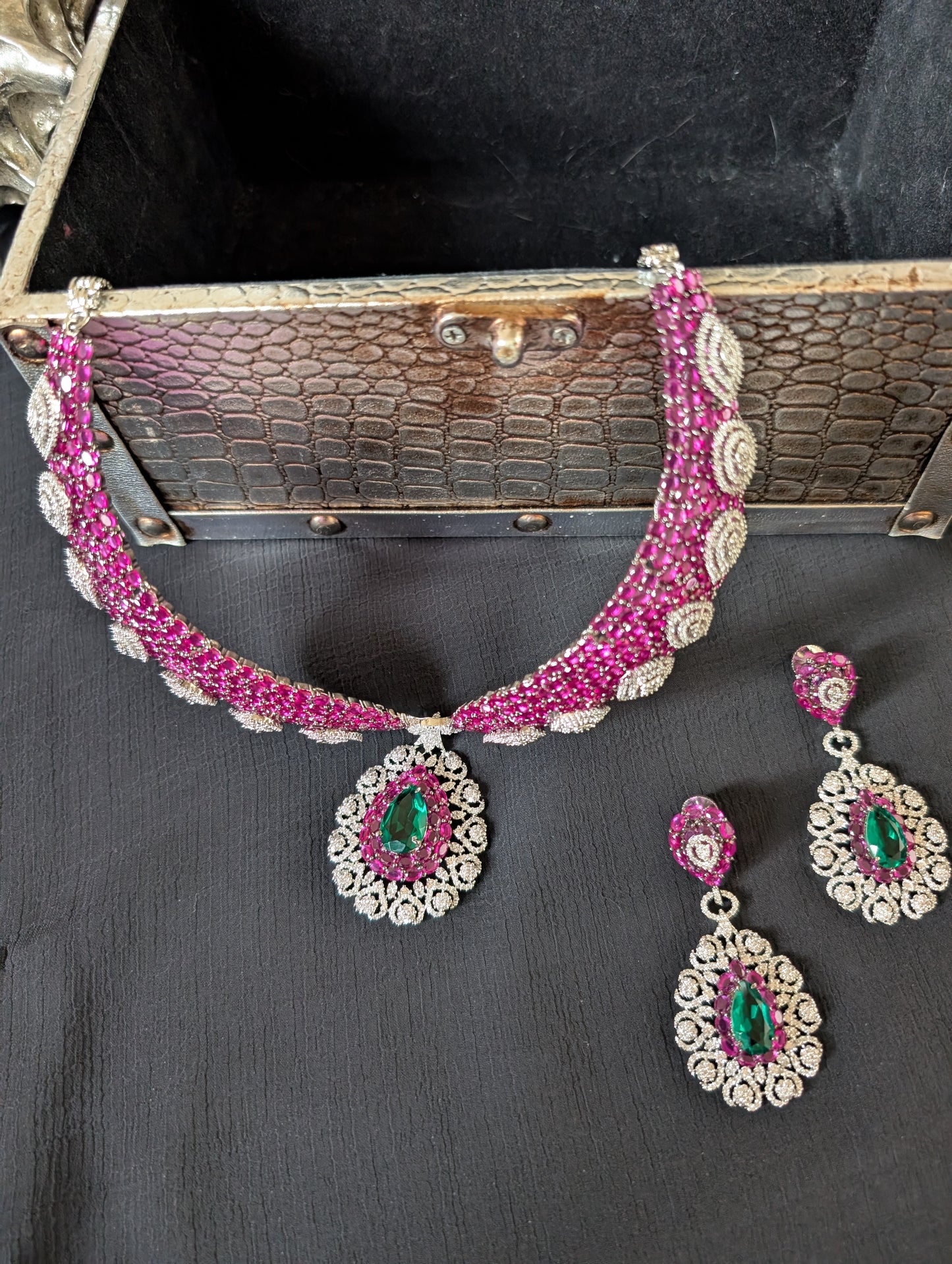 Emerald Radiance Collar Necklace