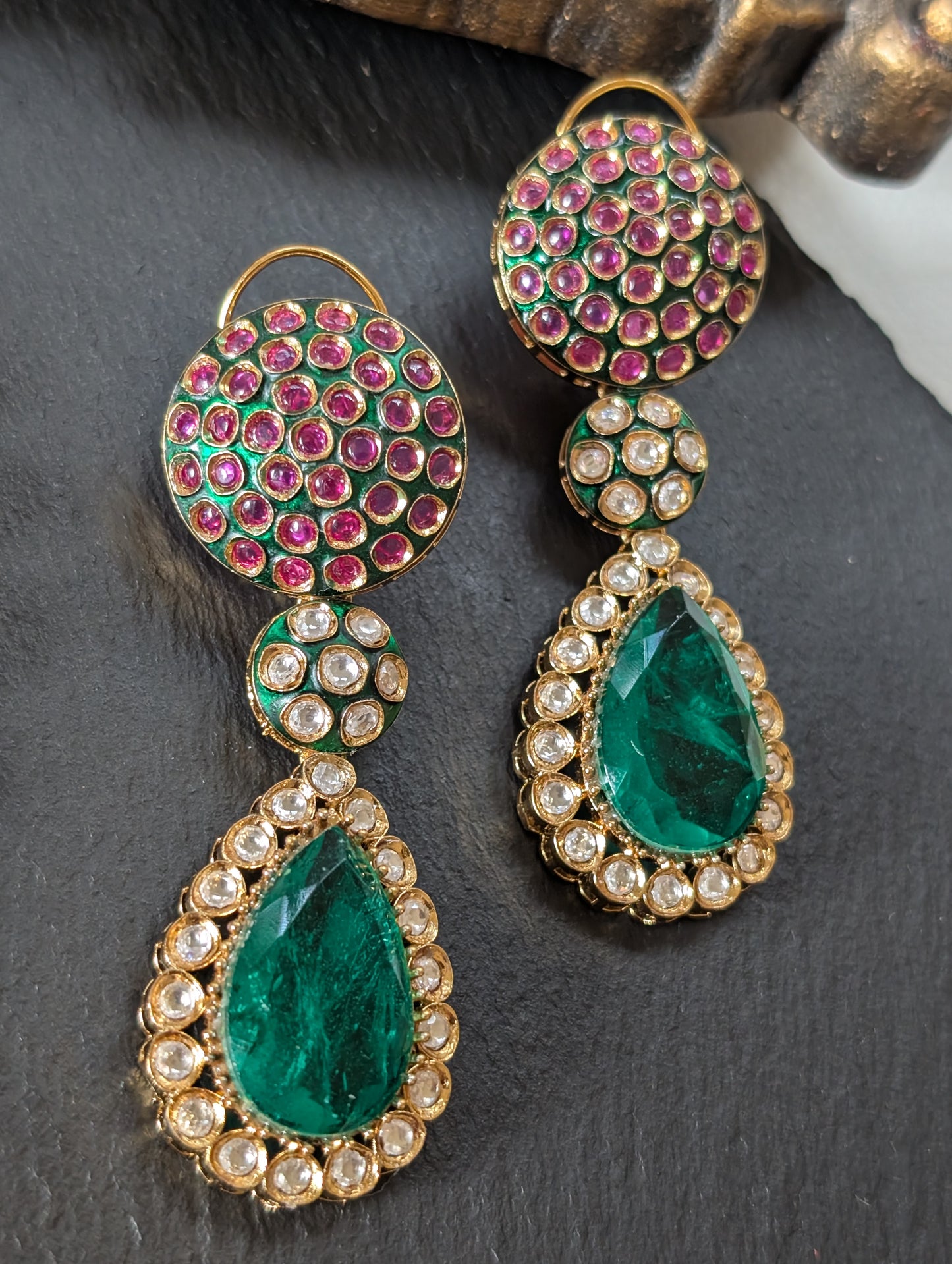 Akatya Victorian Emerald Kundan Necklace Set