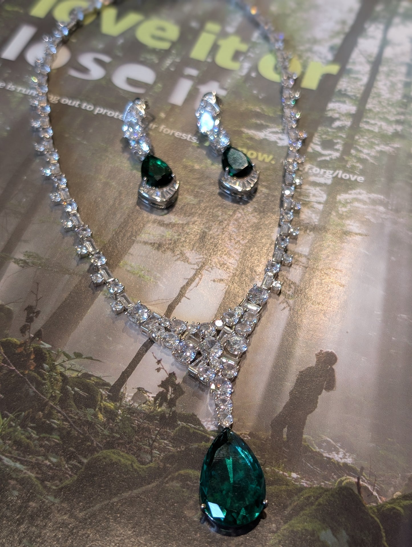 Emerald Elegance – Teardrop Crystal Set