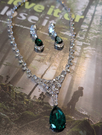 Emerald Elegance – Teardrop Crystal Set