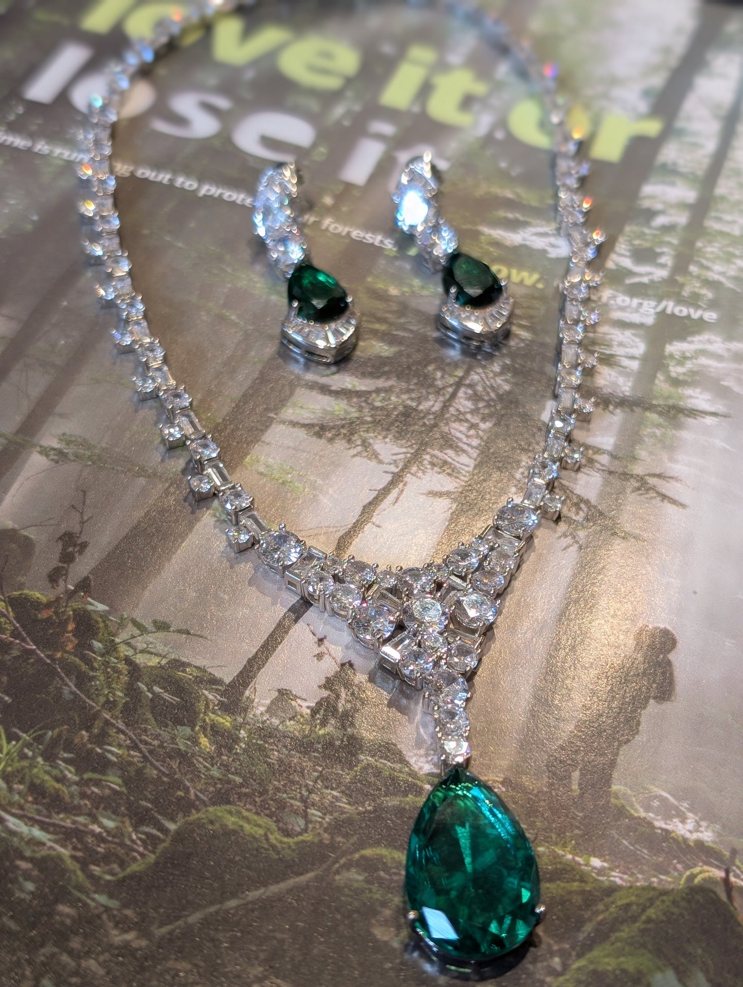 Emerald Elegance – Teardrop Crystal Set