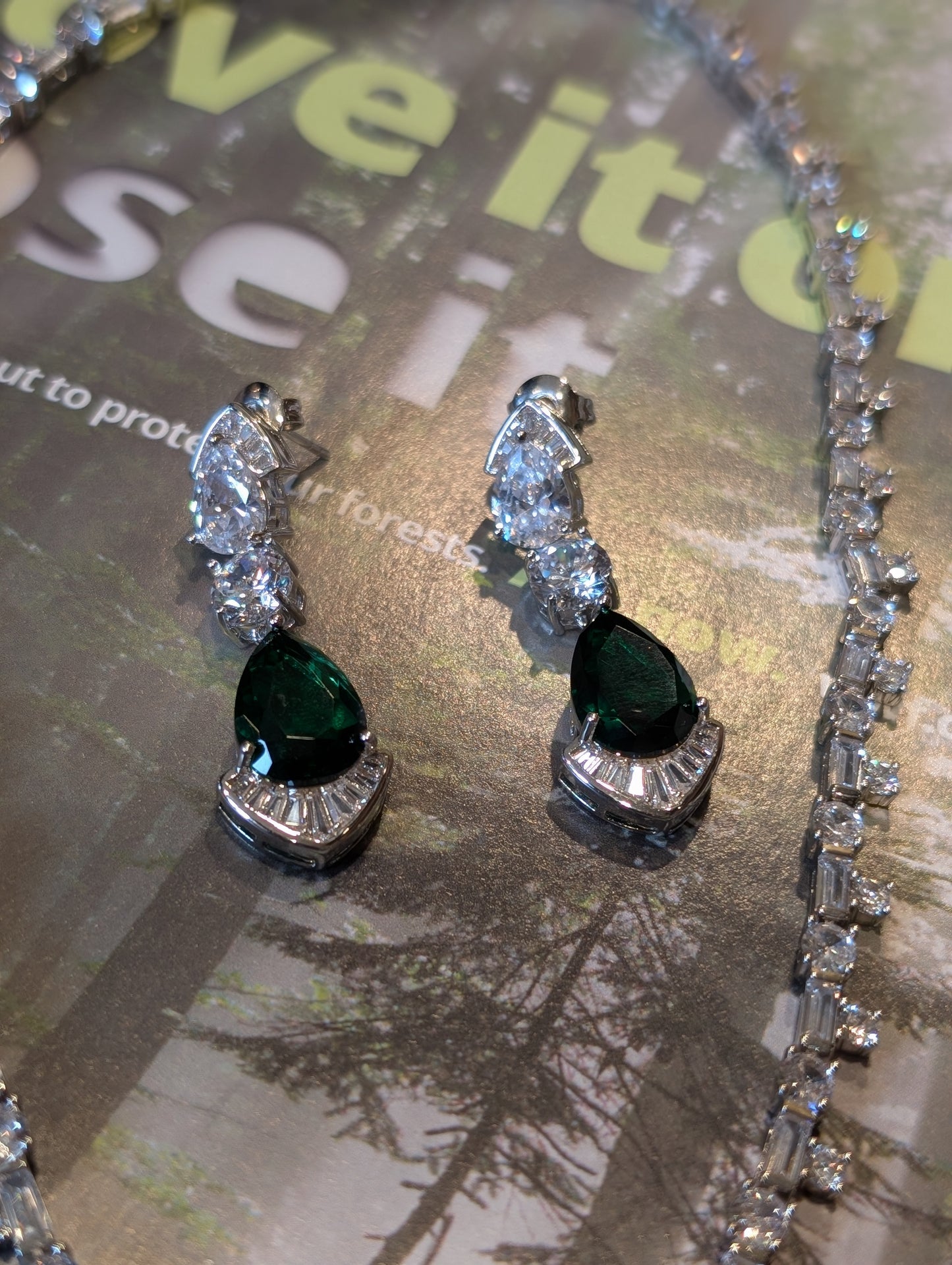 Emerald Elegance – Teardrop Crystal Set