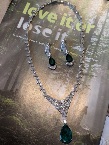 Emerald Elegance – Teardrop Crystal Set