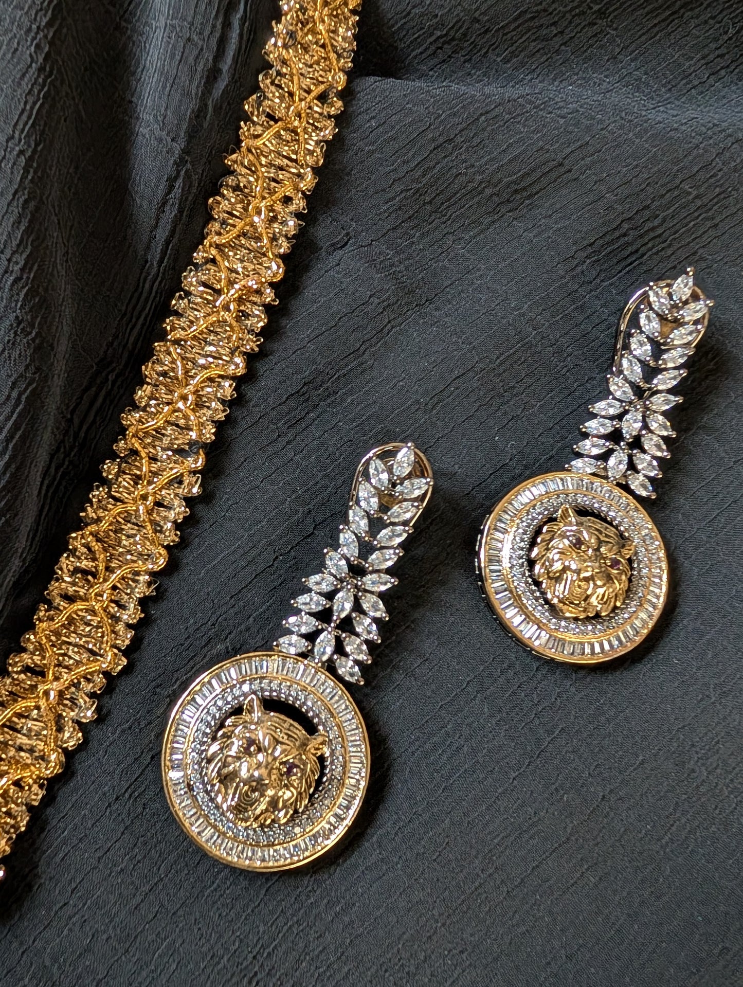 Regal Roar Pendant Set
