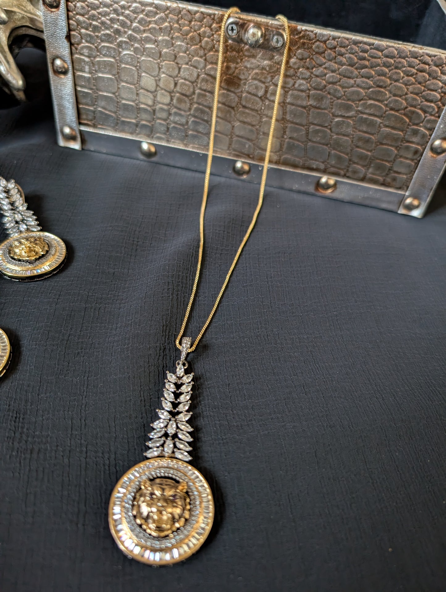 Regal Roar Pendant Set