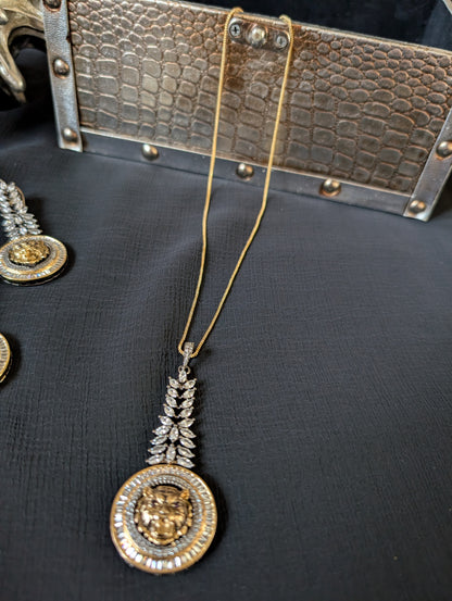 Regal Roar Pendant Set