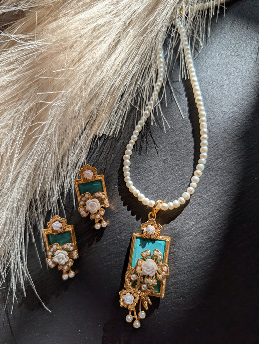 The Marquise Isabella’s Golden Rose Set